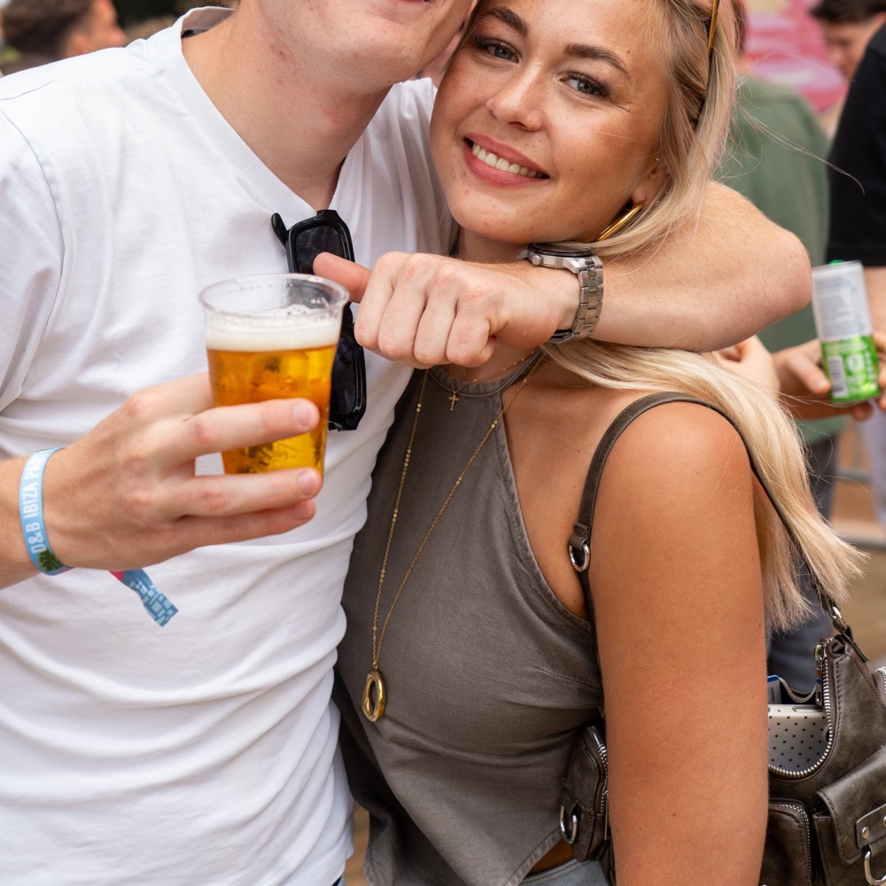 Bezoekers met een drankje