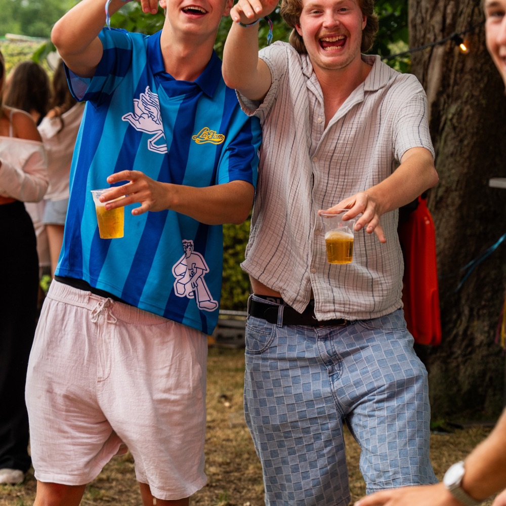 Twee bezoekers juichend