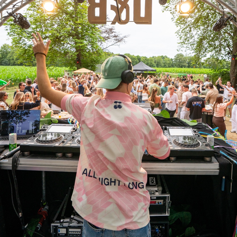 De dj met vol publiek erachter