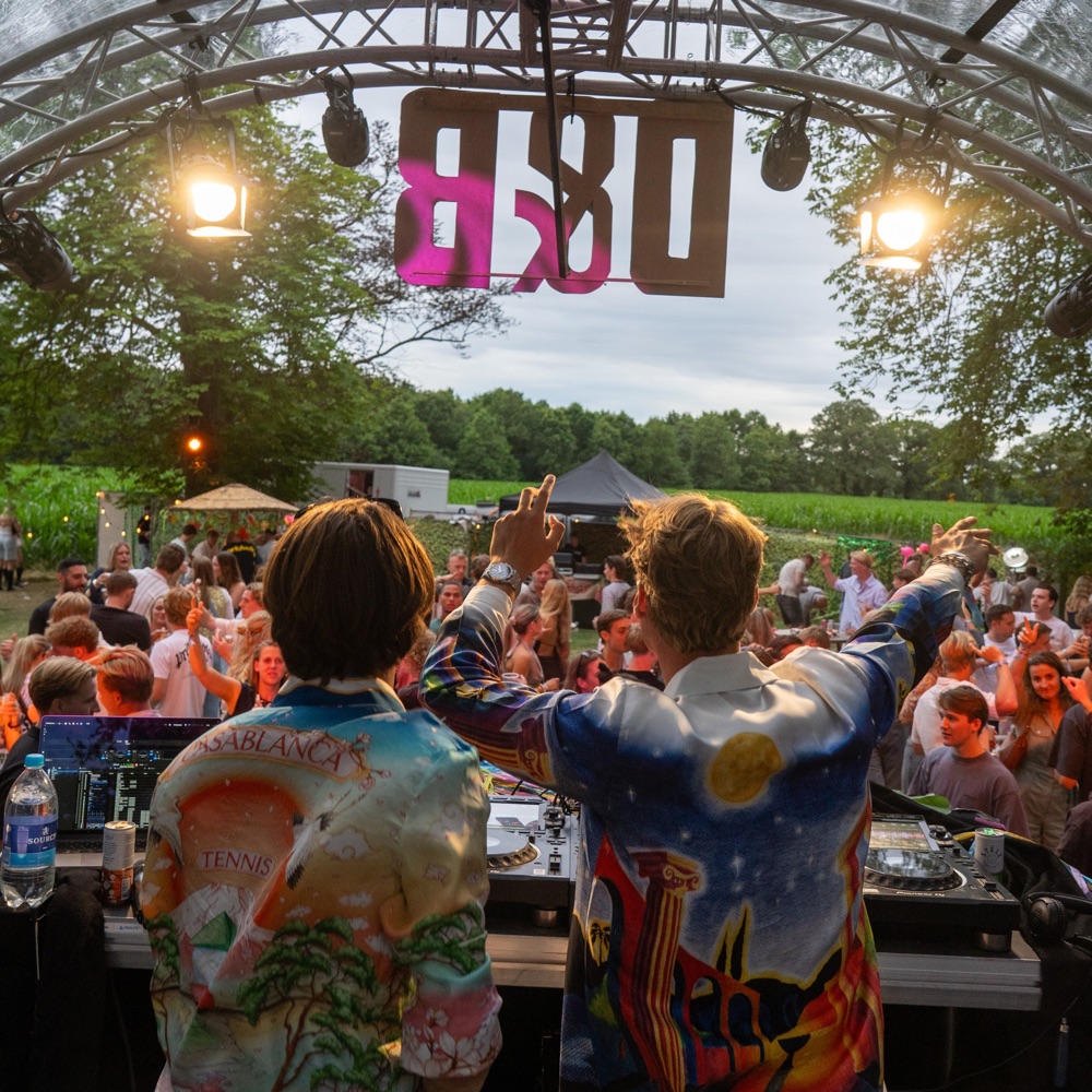 Het podium in de avond