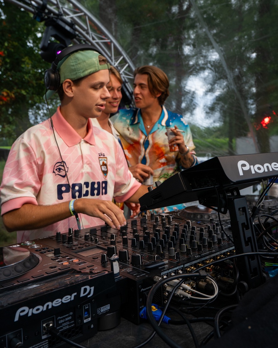 De dj achter de draaitafels